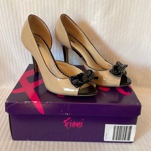 Nude & Black Women’s size 6.5 Heels with bow accent